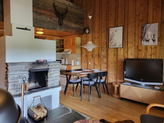 Chill Cave - Logwood Cottage Рука Екстериор снимка